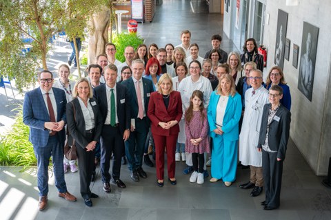 Ein Gruppenfoto bei der Veranstaltung, alle schauen lächelnd in die Kamera.