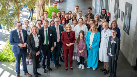 Ein Gruppenfoto bei der Veranstaltung, alle schauen lächelnd in die Kamera.