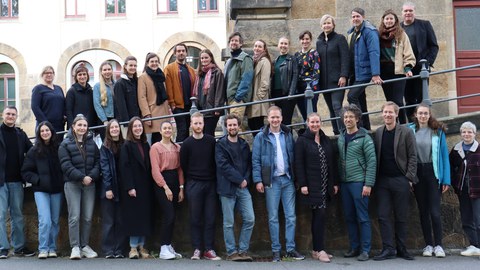 Gruppenfoto vor einem Gebäude