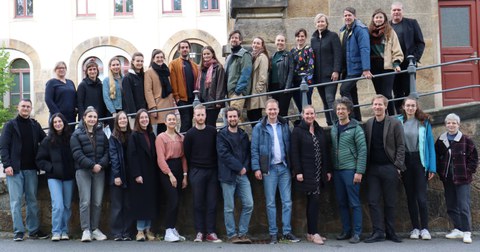 Gruppenfoto vor einem Gebäude