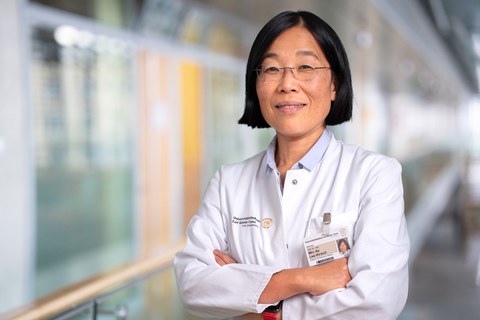 Foto von Prof. Min Ae Lee-Kirsch im Arztkittel im Uniklinikum Dresden.