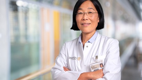 Foto von Prof. Min Ae Lee-Kirsch im Arztkittel im Uniklinikum Dresden.