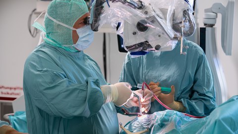 Operationssaal mit einem Chirurgen, Prof. Eyüpoglu.