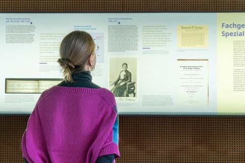 Betrachterin bei der Ausstellung Frauen.Studium.Medizin