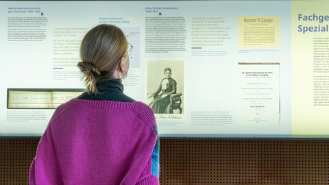 Betrachterin bei der Ausstellung Frauen.Studium.Medizin