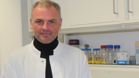 Ein Portrait von Prof. Nils Cordes im Labor.