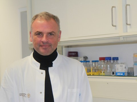 Ein Portrait von Prof. Nils Cordes im Labor.