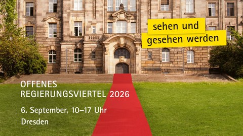Ein roter Teppich führt über eine Wiese zu einem Gebäudeeingang. Im Vordergrund Text: Offenes Regierungsviertel 2026; 6. September, 10 bis 17 Uhr, Dresden. In der oberen linken Ecke Text auf zwei gelben Zeilen: Sehen und gesehen werden