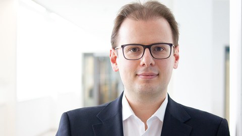 Fotoportrait von Prof. Nikolaos Perakakis