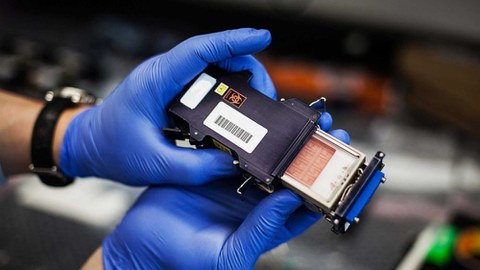 Präsentation der Smartphone-großen CellBox-Experimentkammer.