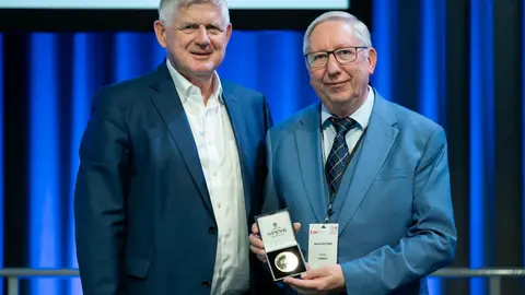 Zwei ältere Männer bei der Preisverleihung