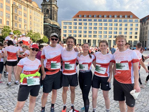 Sechs Menschen in Sportbekleidung auf dem Dresdner Altmarkt.