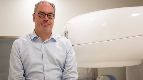 Prof. Hoffmann mit dem In-Beam MRT der heutigen Generation