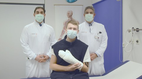 v.l.n.r.) Dr. Seyed-Arash Alawi, Facharzt für Plastische und Handchirurgie hat als diensthabender Handchirurg Felix operiert. Prof. Adrian Dragu, Direktor für Plastische und Handchirurgie am OUPC befürchtet einen Nachholeffekt bei der Silvester-Knallerei mit einem Anstieg schwerster Handverletzungen, welche die ohnehin die stark belastete  Krankenversorgung an ihre Kapazitätsgrenzen bringt. Foto: Uniklinikum Dresden / Holger Ostermeyer