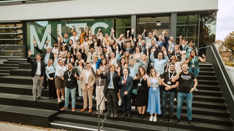 Gruppenfoto von Mitarbeiter:innen der Dresdner Hochschulmedizin und Forscher:innen aus dem Internationalen Graduiertenkolleg.