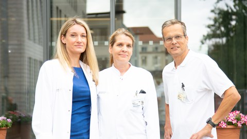 v.l.n.r. Dr. Katja Sockel; Fachärztin für Innere Medizin, Hämatologie und Onkologie, Dr. Maren Goeckenjan. Fachärztin für Frauenheilkunde und Geburtshilfe, Prof. Dr. Martin Bornhäuser, Professor für Stammzelltransplantation  Innere Medizin – HämatologieOnkologie