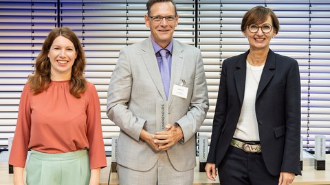 Prof. Dr. Frank Buchholz erhält den UNIPRENEURS Preis 2023 für sein unternehmerisches Engagement am Standort Dresden