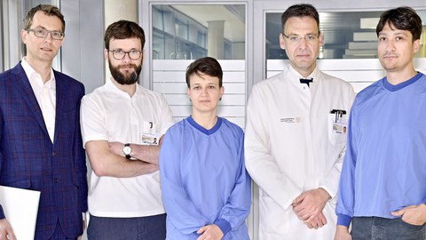 Professor Mario Rüdiger (2.v.r.) mit seinem Team, das aus der Nabelschnur Neugeborener mesenchymale Stromazellen gewinnt