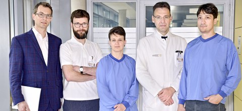 Professor Mario Rüdiger (2.v.r.) mit seinem Team, das aus der Nabelschnur Neugeborener mesenchymale Stromazellen gewinnt