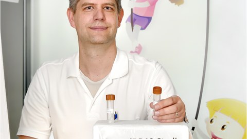 Dr. Jakob Armann, Facharzt für Kinder- und Jugendmedizin an der Klinik und Poliklinik für Kinder und Jugendmedizin des Uniklinikums Dresden, zeigt die Röhrchen für die Stuhlproben der Kinder. 