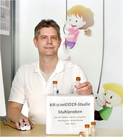 Dr. Jakob Armann, Facharzt für Kinder- und Jugendmedizin an der Klinik und Poliklinik für Kinder und Jugendmedizin des Uniklinikums Dresden, zeigt die Röhrchen für die Stuhlproben der Kinder. 