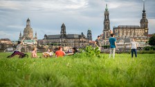 Urheber:in  Crispin Iven Mokry Nutzungsrechte  TUD-Website, TUD-Printprodukte, TUD-Social-Media-Kanäle Dateiname  N6Z_3085-1-Final.jpg Kameramodell  NIKON Z 6 01 – TU Dresden  Menschen/Studierende 02 – Stadt Dresden  Personen 03 – Bildportale  Bildung/Lehre, Business, Menschen, Technik, Wissenschaft Schlagwörter  Studierende, Elbe, Dresden, Freizeit, Freizeitgestaltung, Wiese, Altstadt, Yoga, Unterhaltung, Gespräch, Gitarre, Musik Alternativtext