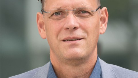 Prof. Dr. Frank Buchholz im grauen Anzug im Portrait