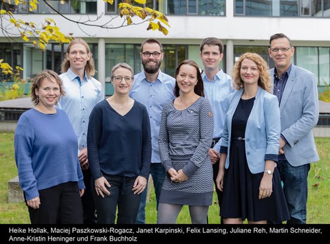 Alle Mitglieder des RecTech-Teams im Gruppenbild vor dem Forschungsgebäude