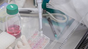 Pipettierende Person