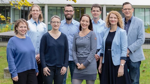 Alle Mitglieder des RecTech-Teams im Gruppenbild vor dem Forschungsgebäude