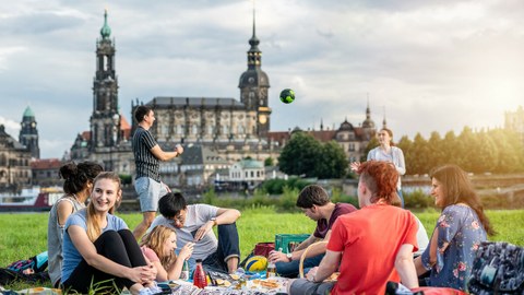 Studenten feiern an der Elbe Studium TU Dresden