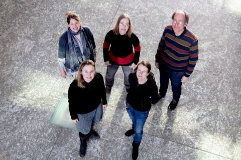 Die fünf Gleichstellungsbeauftragten von Bereich und Fakultät Medizin der TU Dresden stehen in einer Gruppe zusammen.