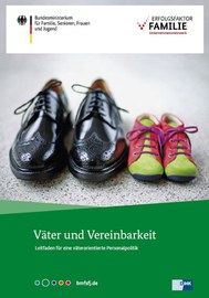 Titelseite der Broschüre Väter und Vereinbarkeit. Gezeigt sind ein Paar Herrenschuhe neben einem Paar Kinderschuhe, darüber der Titel der Broschüre.