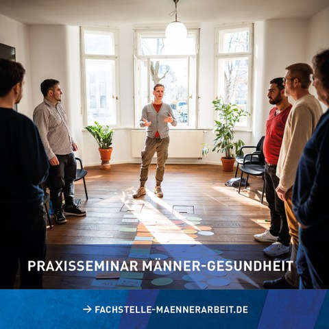 Seminar mit einer Gruppe Männern und einem Seminarleiter