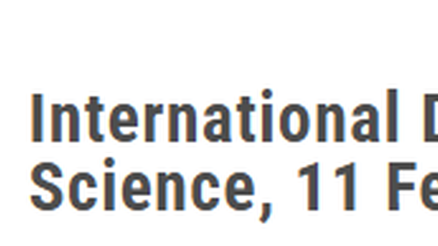 Logo der Vereinten Nationen (schematische Darstellung der Erde auf einer Globuskarte eingerahmt von stilisierten Zweigen, beides hellblau auf weißem Grund) und daneben der Schriftzug "International Day of Women and Girls in Science, 11 February" 