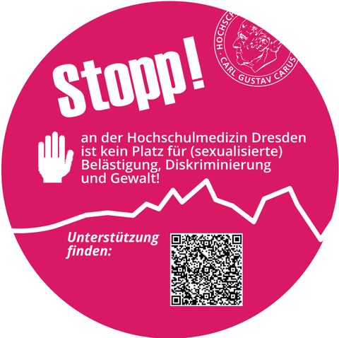 magentafarbener runder Aufkleber mit weißer Schrift: "Stopp! an der Hochschulmedizin Dresden ist kein Platz für (sexualisierte) Belästigung, Diskriminierung und Gewalt! Unterstützung finden:" und einem schwarz-weißen QR-Code