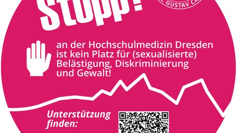 magentafarbener runder Aufkleber mit weißer Schrift: "Stopp! an der Hochschulmedizin Dresden ist kein Platz für (sexualisierte) Belästigung, Diskriminierung und Gewalt! Unterstützung finden:" und einem schwarz-weißen QR-Code
