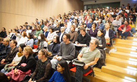 Voller Hörsaal beim Fachvortrag mit Prof. Thomas Südhof