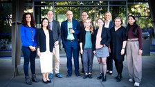 Prof. Thomas Südhof mit Nachwuchswissenschaftlern und Professoren im Gespräch
