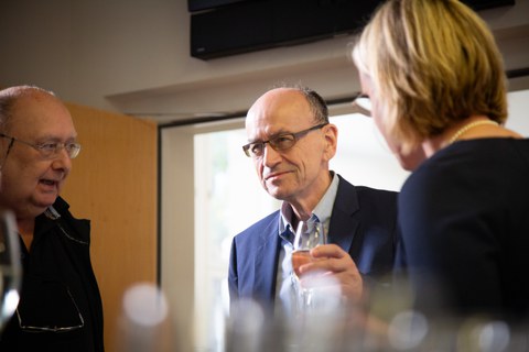 Prof. Thomas Südhof im Gespräch mit Esther Troost (rechts)
