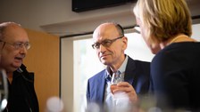 Prof. Thomas Südhof im Gespräch mit Esther Troost (rechts)