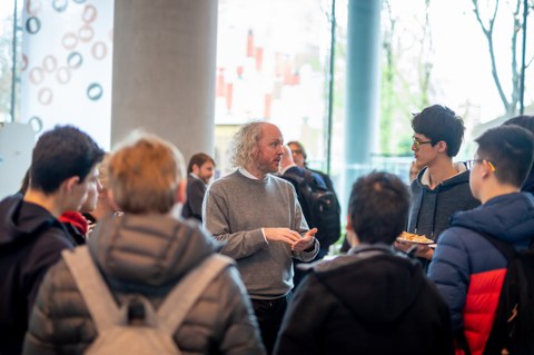Prof. Fitzek talking to students