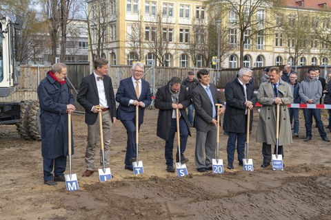 MITS_erster Spatenstich.jpg