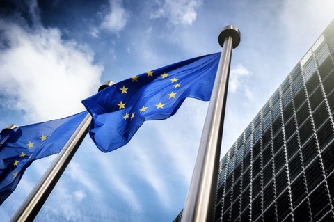 Zwei Flaggen der Europäischen Union vor einem Gebäude.