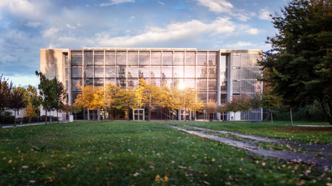 Rückseite Hörsaalzentrum mit reflektierter Sonne