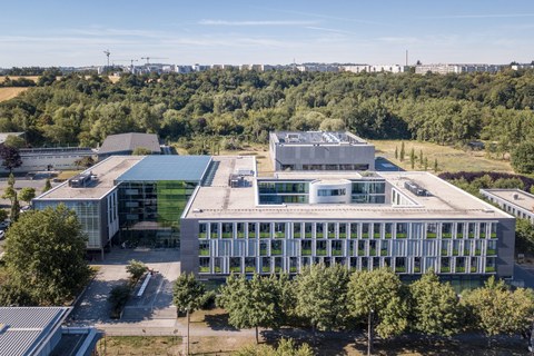 Luftaufnahme eines Gebäudes auf dem Campus der TU Dresden