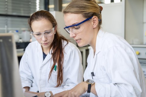 Zwei Frauen in weißen Kitteln im Labor