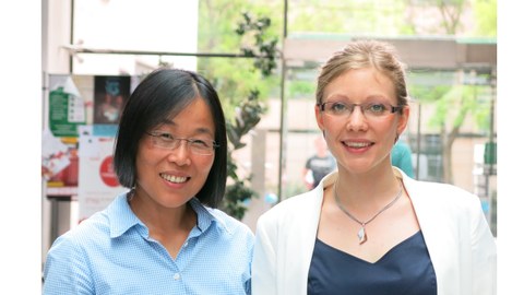 Prof. Dr. med. Min Ae Lee-Kirsch (links) und Dr. rer. medic. Chrisitne Wolf.