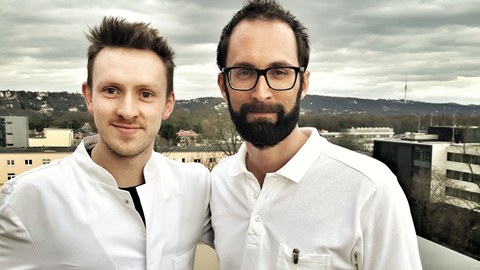 Andrew Browne (links) und Dr. Tilman Rachner erhielten den „von Recklinghausen-Preis“ der Deutschen Gesellschaft für Endokrinologie (DGE).
