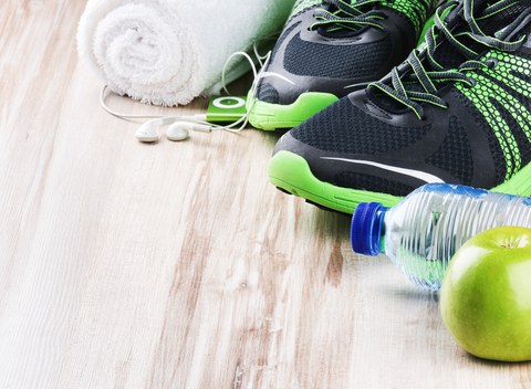 Das Foto zeigt Sportschuhe und weiteres Fitness Zubehör.